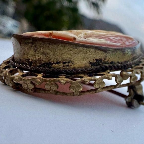 Vintage Cameo Brooch with Gold Trim - Picture 9 of 14